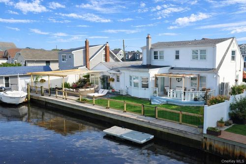 677 S 9th St, Lindenhurst, NY, 11757-5543 | Card Image