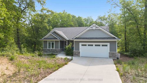 9934 Nipigon St, Port Franks, ON, N0M2L0 | Card Image