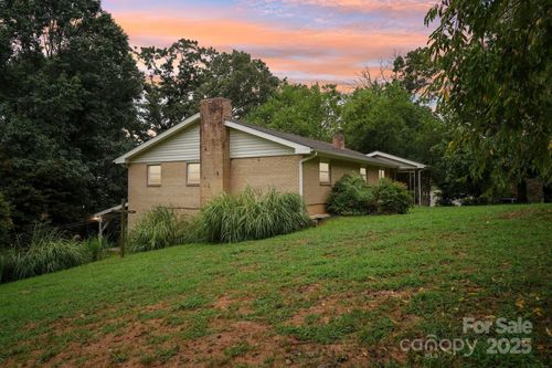 142 Byrd Ln, Hendersonville, NC, 28792-9534 | Card Image