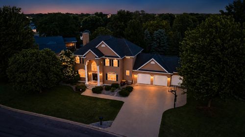 504 Northwood Dr, Redwood Falls, MN, 56283-1330 | Card Image