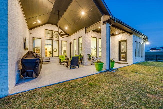 Covered patio with epoxy floor | Image 23