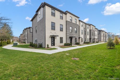 2841 Summers Pl, Troy, MI, 48084-2203 | Card Image