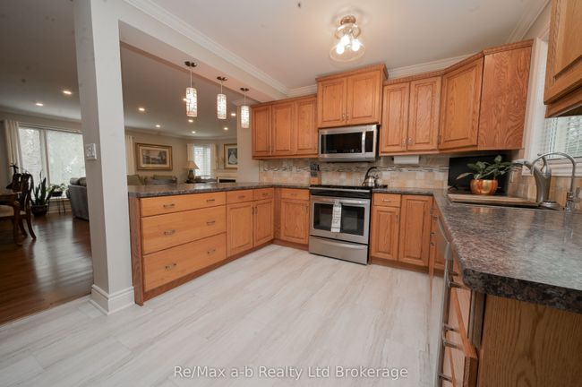 11 Mcdonald Crt, House other with 2 bedrooms, 3 bathrooms and 2 parking in Tillsonburg ON | Image 6