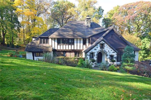 539 Manhasset Woods Rd, Manhasset, NY, 11030-1643 | Card Image
