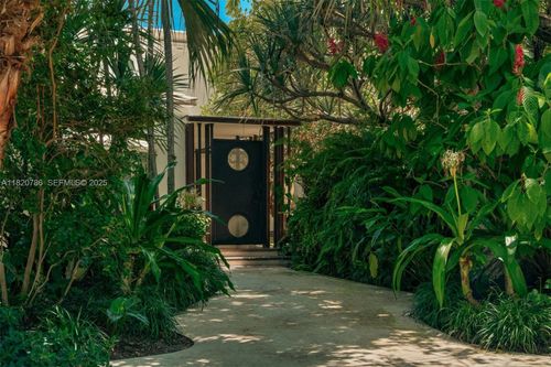 6165 Pine Tree Dr, Miami Beach, FL, 33140-2128 | Card Image