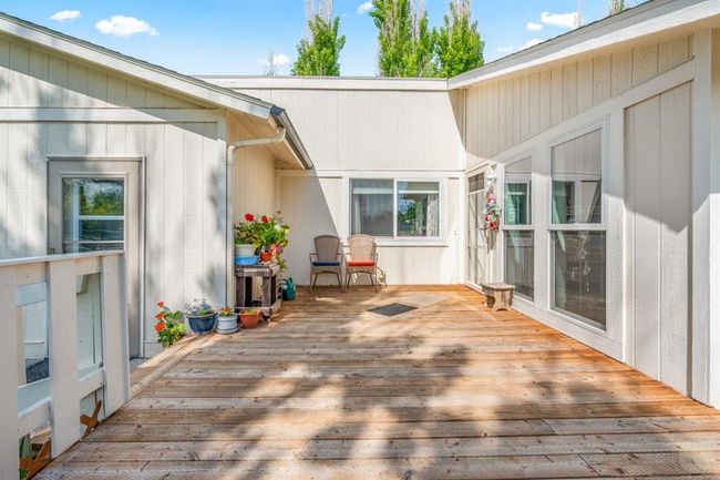 Porch and front door | Image 9