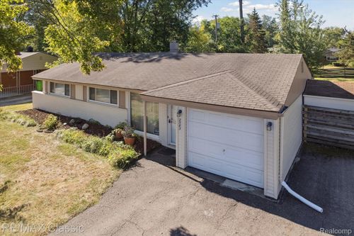 2583 Empire Dr, West Bloomfield, MI, 48324-1736 | Card Image