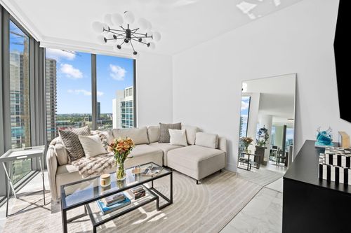 1909-2900 Ne 7th Ave, Miami, FL, 33137-4392 | Card Image