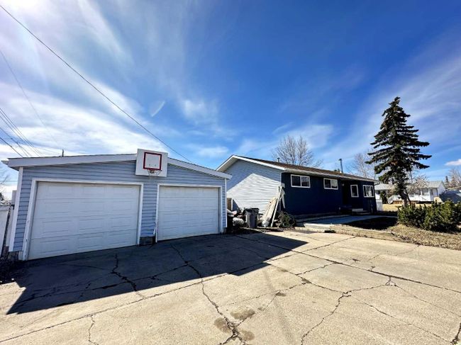 9239 107 Avenue, Home with 4 bedrooms, 2 bathrooms and 4 parking in Grande Prairie AB | Image 2