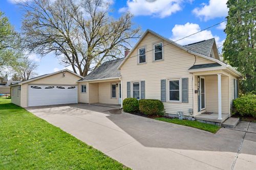 201 4th St Se, Independence, IA, 50644-2833 | Card Image