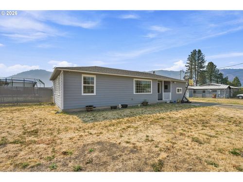 203 Alameda St, Myrtle Creek, OR, 97457-8766 | Card Image