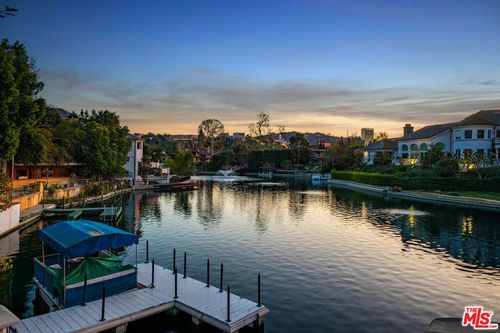 10024 Toluca Lake Ave, Toluca Lake, CA, 91602-2923 | Card Image