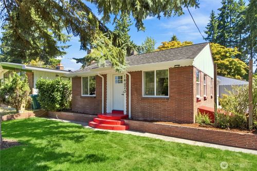 14022 Roslyn Pl N, Seattle, WA, 98133-7110 | Card Image