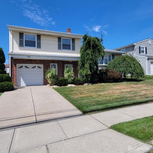 646 Franklin Dr, Perth Amboy, NJ, 08861-1814 | Card Image