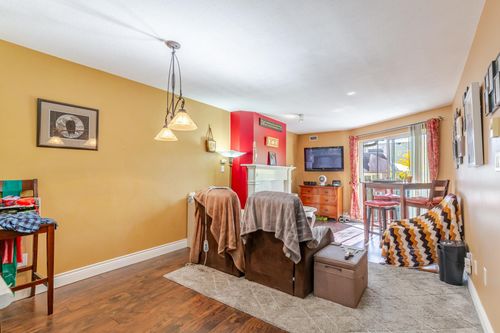 318-15110 108 Ave, Surrey, BC, V3R0T6 | Card Image