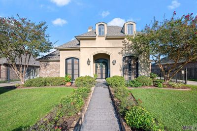 8606 Grand View Dr, House other with 4 bedrooms, 3 bathrooms and null parking in Baton Rouge LA | Image 1