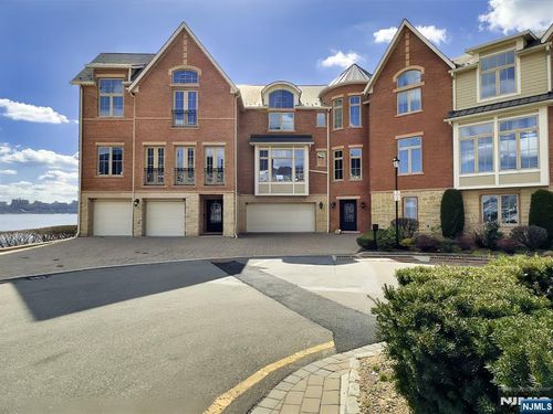 25 Moorings Ln, Edgewater, NJ, 07020-4300 | Card Image