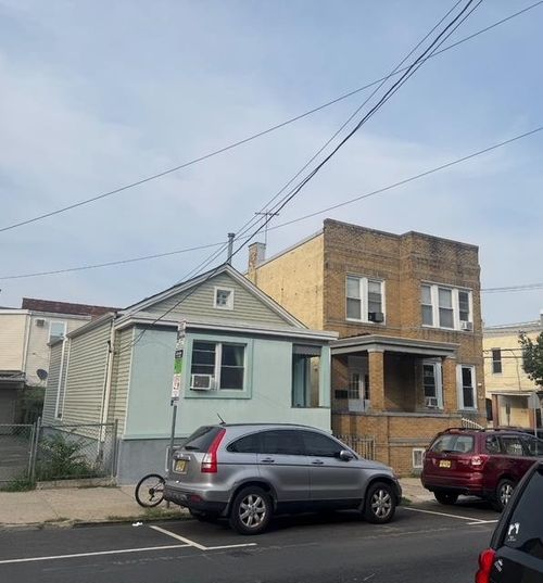 542 61st St, West New York, NJ, 07093-1435 | Card Image