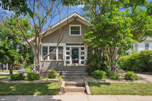 800 E Main St, Manchester, IA, 52057-1837 | Card Image