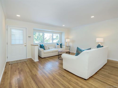 4 Chevy Chase Rd, Huntington, NY, 11743-3713 | Card Image