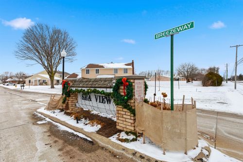 31603 Breezeway, Chesterfield, MI, 48047-3044 | Card Image