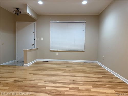 2829 Garrison Dr, Sterling Heights, MI, 48310-2908 | Card Image