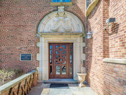 155 Estate Ct, Roslyn Heights, NY, 11577-1983 | Card Image