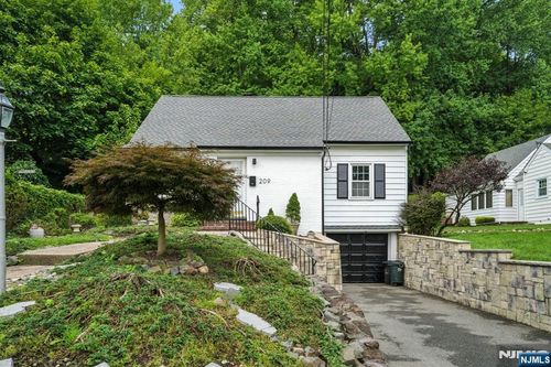 209 Jefferson Ave, Cresskill, NJ, 07626-1401 | Card Image
