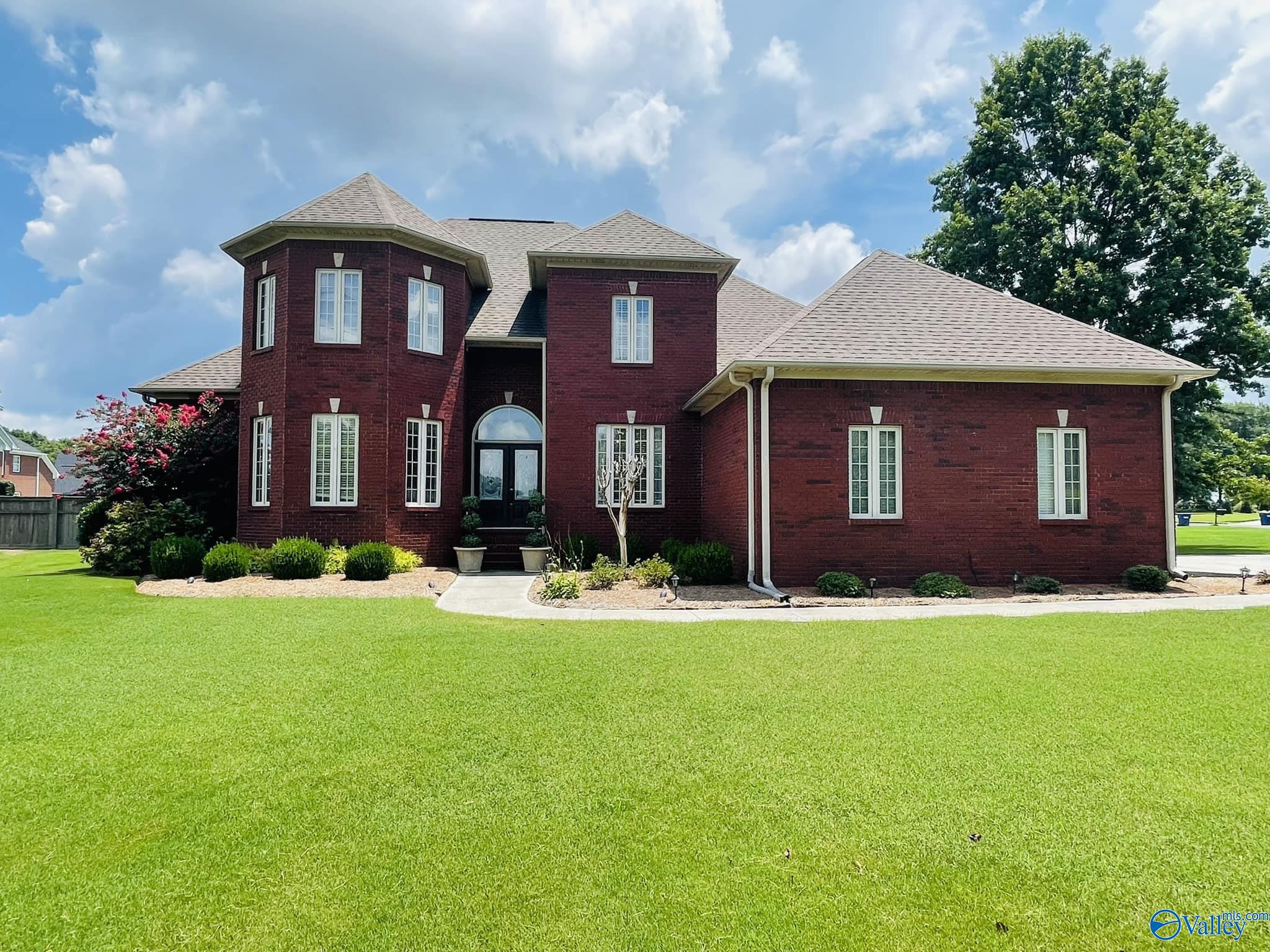 Shasta Dr, Albertville, AL 35950