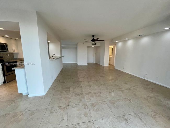 APT-2001 - 4000 Towerside Ter, Condo with 2 bedrooms, 2 bathrooms and null parking in Miami FL | Image 9