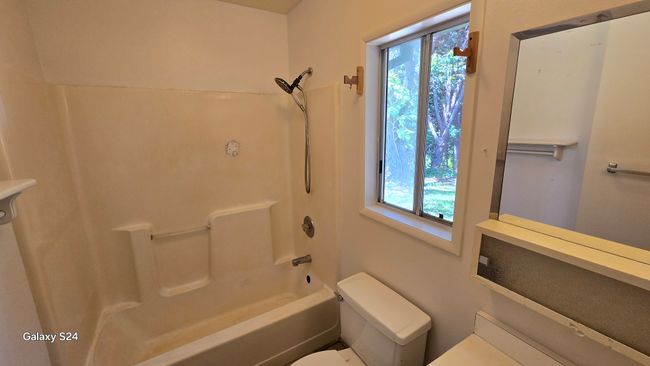 Fiberglas Tub / Shower | Image 13