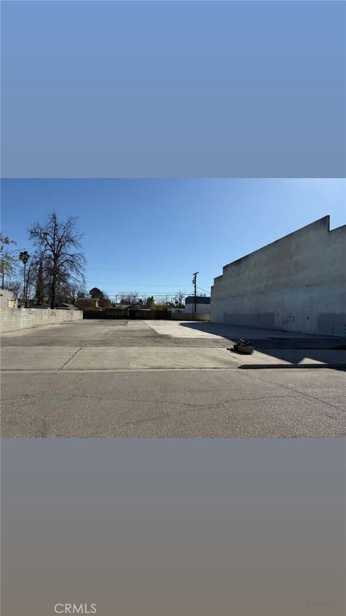 2040 E Tyler Ave, Fresno, CA, 93701-1124 | Card Image