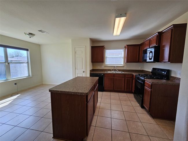 629 Lazy Crest Dr, House other with 3 bedrooms, 2 bathrooms and null parking in Fort Worth TX | Image 4