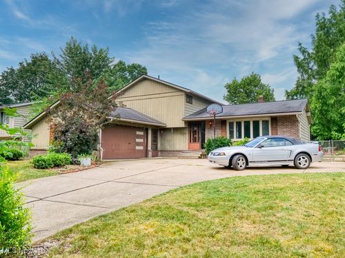 452 Delaware Dr, Brunswick, OH, 44212-1722 | Card Image