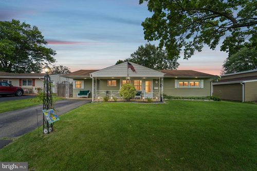 e-283 Lakeside Dr, LEVITTOWN, PA, 19054-3907 | Card Image
