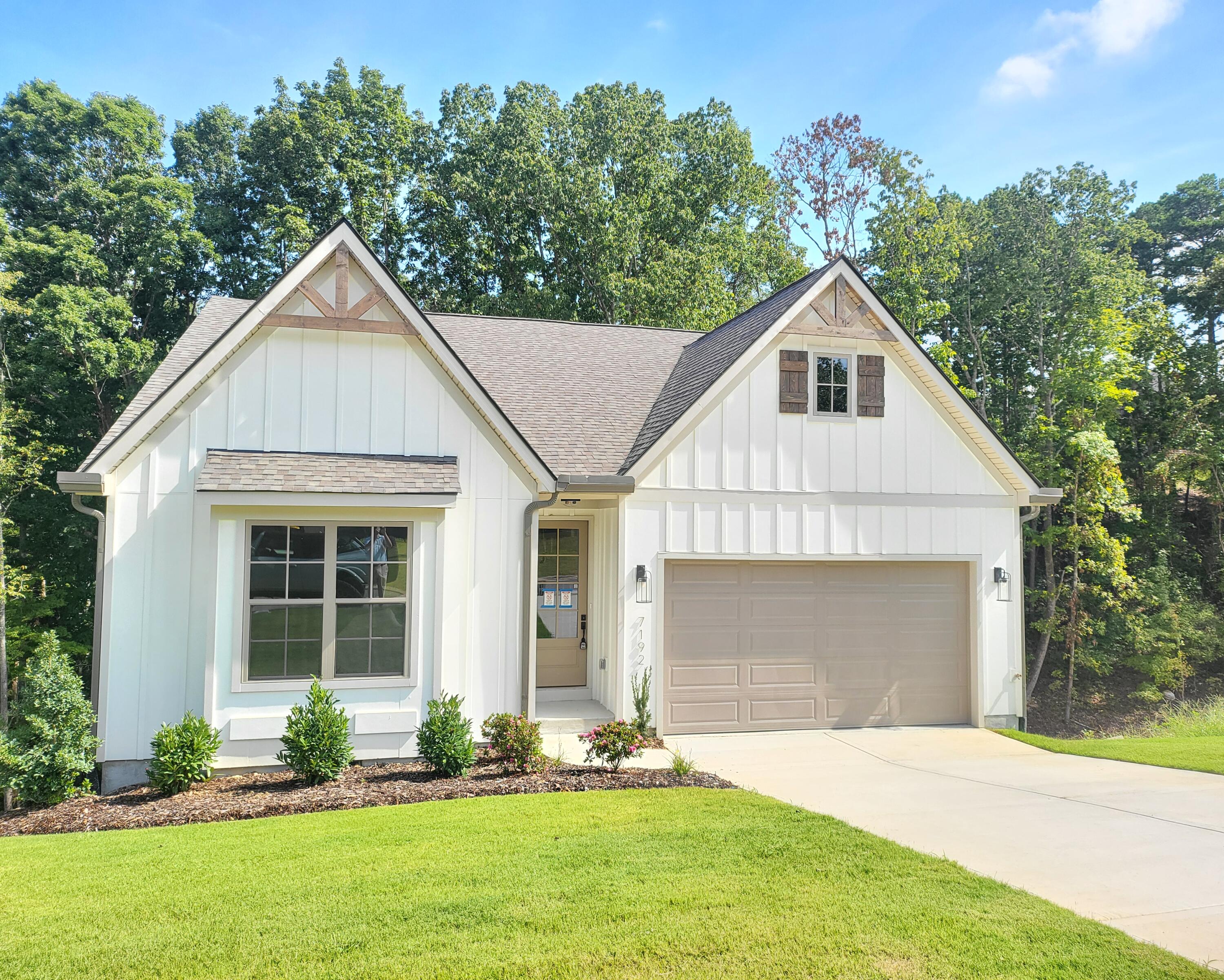 Mercedes Ln, Ooltewah, TN 37363