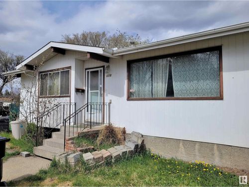8318 122 Ave Nw, Edmonton, AB, T5B4M7 | Card Image