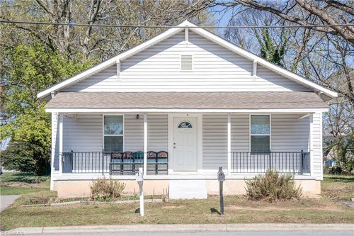 121 Vernon St, Kernersville, NC, 27284-2537 | Card Image