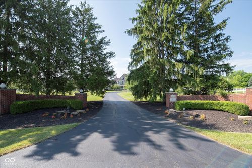 8275 Hunt Club Rd, Zionsville, IN, 46077-8444 | Card Image