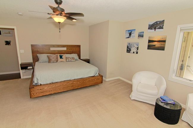 Extra sitting area in the bedroom. | Image 14