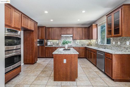 233 Hearthstone Cir, Oakley, CA, 94561-1755 | Card Image