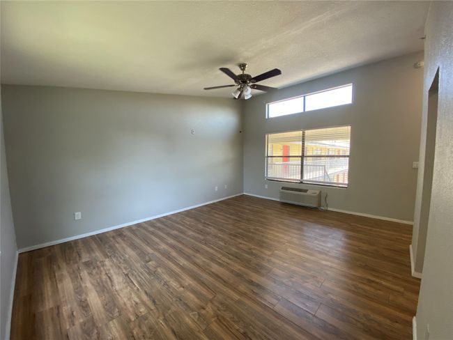 Super spacious living room, ready for furnishing | Image 5
