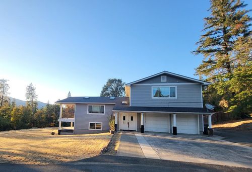 484 Shadow Hills Dr, Grants Pass, OR, 97526-7279 | Card Image