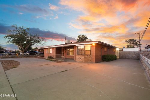 904 Apple Ln, El Paso, TX, 79925-3704 | Card Image
