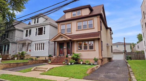 9 Lincoln Pkwy, Bayonne, NJ, 07002-1909 | Card Image