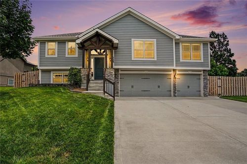 725 E 13th Ter, Kearney, MO, 64060-7516 | Card Image