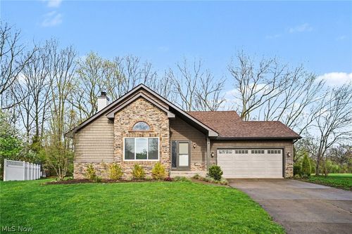 9505 Green Valley Dr, Mentor, OH, 44060-6566 | Card Image