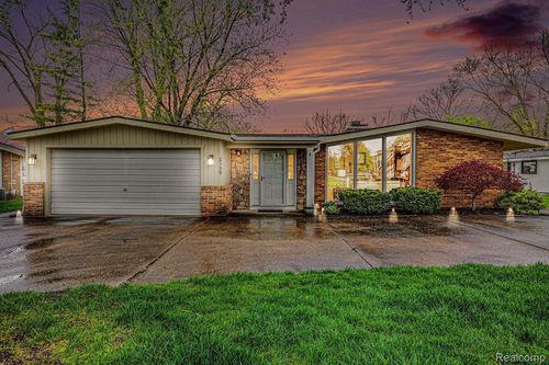 2159 Helmsford Dr, Wolverine Lake, MI, 48390-2426 | Card Image