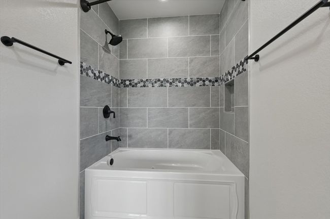 Full bathroom with washtub / shower combination | Image 24