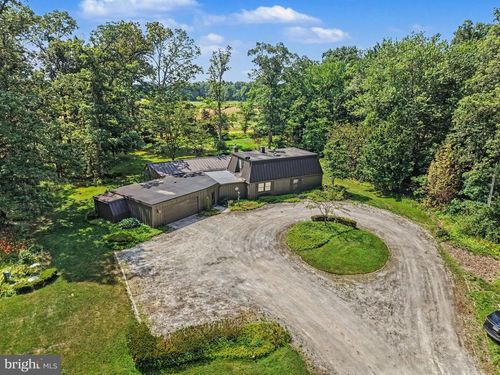 555 Studebaker Ln, NEW OXFORD, PA, 17350-9642 | Card Image
